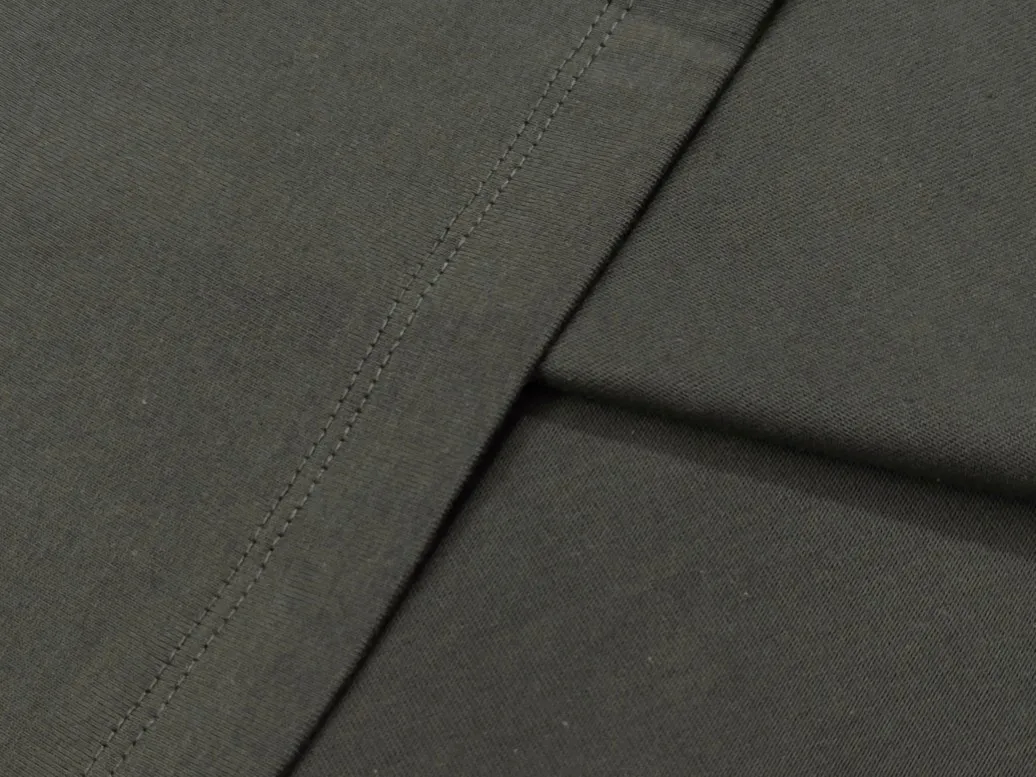 🦋Exclusive for cross-border supply, Hot Sale🦋70 【Light Black】Essentials FW 23 Essentials Shorts Smoke Solid color elastic straight American heavyweight casual short sleeves for men and women Same Style ESSENTIALS was established in Los Angeles, USA in 2018. The original intention of its establishment was to let more people wear affordable Versatile trendy items. In terms of fabric tailoring, it follows the same comfort and fineness as FEAR OF GOD, and the design is simplified from complexity, with the eye-catching "ESSENTIALS" LOGO running throughout. ESSENTIALS has been favored by fashion enthusiasts since its launch, and many European and American superstars are also its loyal buyers, such as KANYE WEST, JUSITN BIEBER, RIHANNA, etc. . . . . The most popular FOG color on the Internet is here, double-row silicone, the original custom-made fabric is soft and comfortable, no color difference, the custom-dyed rib collar is dyed in the same vat, the original Authentic designated flocking printing factory, there are few machines on the market that can produce a three-dimensional 3D feeling, the width and length of each letter and the 3D depth, etc., the ceiling of the industry, that is to say, you don’t need to look closely to know that it is 3D. In the details, we can see that the size of each corner of the hood is symmetrical and made of double-layer fabric. Factory’s great technology is that it can make each corner symmetrical so that it doesn’t look soft and floppy when worn, and it feels stiff. The original OVERSIZE version is full of high street style. Color: Light Black, Haze Blue, Plum, Seal Gray Size: XS-XL (maximum weight) Recommended: Same Style for men and women